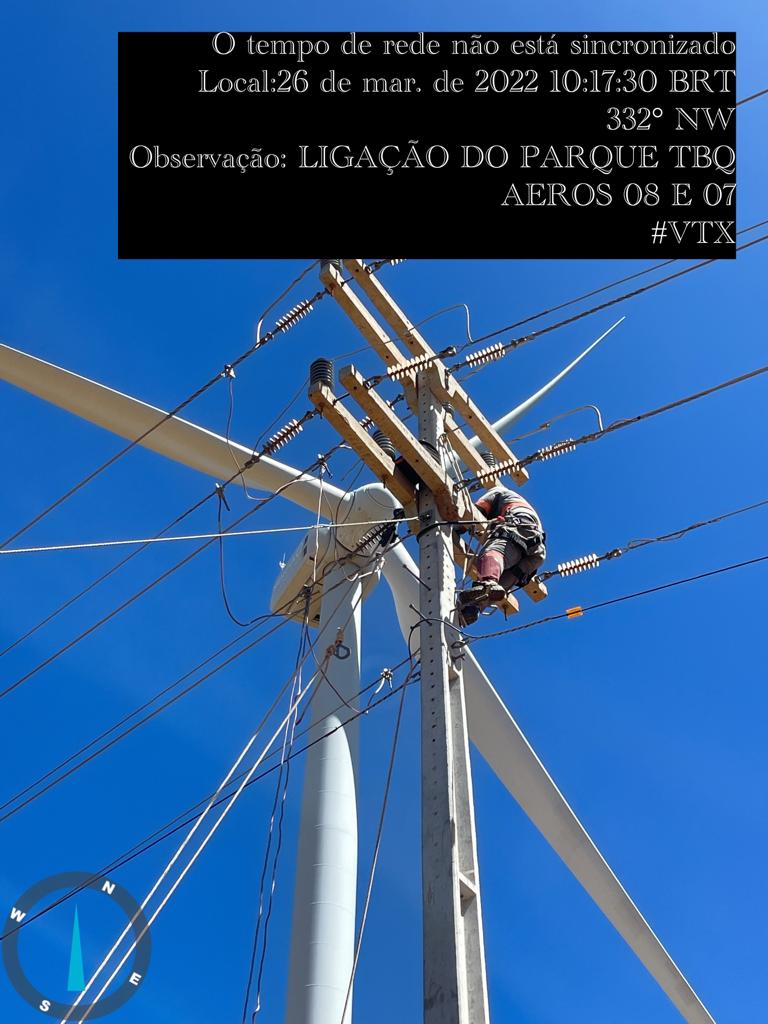 Funcionário da Vortex realizando um serviço em uma turbina eólica. 
