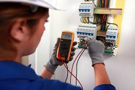 engenheira elétrica realizando manutenção preventiva em escolas